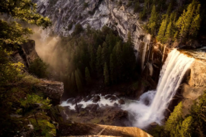 image d'une chute d'eau dans un parc nationnal états unis